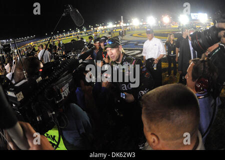 22. Mai 2011 - Concord, North Carolina, USA - Sprint-Cup-Serie Treiber Carl Edwards (990 ist durch die Medien auf dem Weg nach seinem Sieg im Sprint Cup All-Star-Rennen auf dem Charlotte Motor Speedway in Concord, North Carolina gemobbt. (Kredit-Bild: © Michael Johnson/Southcreek Global/ZUMAPRESS.com) Stockfoto