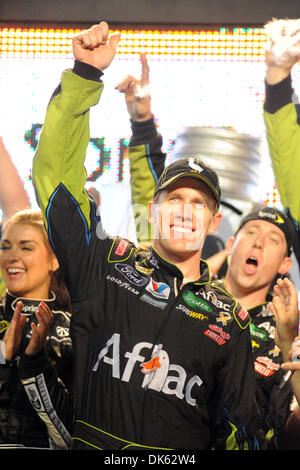 22. Mai 2011 - feiert Concord, North Carolina, USA - Sprint-Cup-Serie Treiber Carl Edwards (99) in der Victory Lane nach halten Sie sprinten Sie Schale Reihe Treiber Kyle Busch für den Sieg im Sprint Cup All-Star-Rennen auf dem Charlotte Motor Speedway in Concord, North Carolina. (Kredit-Bild: © Michael Johnson/Southcreek Global/ZUMAPRESS.com) Stockfoto