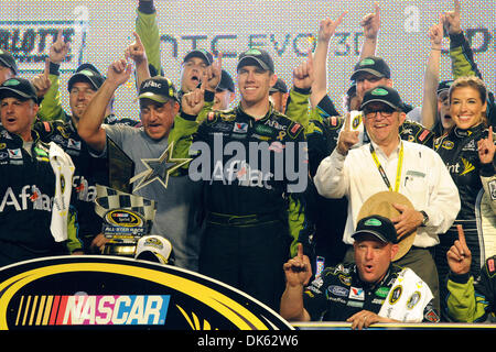 22. Mai 2011 - posiert Concord, North Carolina, USA - Sprint-Cup-Serie Treiber Carl Edwards (99) für Bilder als nächstes um die Trophäe nach dem Sieg im Sprint Cup All-Star-Rennen auf dem Charlotte Motor Speedway in Concord, North Carolina. (Kredit-Bild: © Michael Johnson/Southcreek Global/ZUMAPRESS.com) Stockfoto