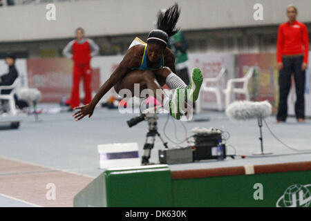 15. Mai 2011 fertig - Shanghai, China - YARGELIS SAVIGNE Kubas erste im Dreisprung beim Dunlop Shanghai Golden Grand Prix, hereinkommen vor L. Yanmei von China und O. Rypakova Russlands. Die Shanghai Golden Grand Prix ist eine von 14 internationalen Diamond League-Veranstaltungen auf der ganzen Welt jedes Jahr statt. (Kredit-Bild: © Jeremy Breningstall/ZUMAPRESS.com) Stockfoto