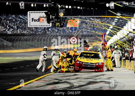 21. Mai 2011 - Concord, North Carolina, Vereinigte Staaten von Amerika - Sprint-Cup-Serie Treiber Kurt Busch (22) kommt in für rechts Reifen während des All Star-Rennens auf dem Charlotte Motor Speedway in Concord, North Carolina (Credit-Bild: © Anthony Barham/Southcreek Global/ZUMAPRESS.com) Stockfoto