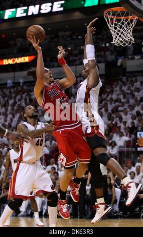 22. Mai 2011 - West Palm Beach, Florida, USA - MIAMI, FL. American Airlines Arena... Eastern Conference Finals. Runde 3, Spiel 3... Chicago Bulls Vs Miami Heat... Chicago Bulls-Center Joakim Noah (13) ist nicht mehr auf den Korb von Miami Heat power forward Chris Bosh (Credit-Bild: © Allen Eyestone/The Palm Beach Post/ZUMAPRESS.com) Stockfoto