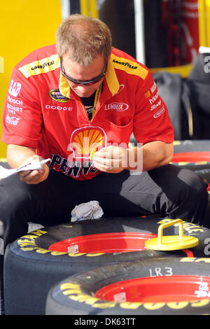 22. Mai 2011 - Concord, North Carolina, USA - klebt ein Crew-Mitglied für sprinten Sie Schale Reihe Fahrer Kurt Busch Radmuttern auf Reifen für Gruben Haltestellen vor dem Start des Sprint Cup All-Star-Rennens auf dem Charlotte Motor Speedway in Concord, North Carolina. (Kredit-Bild: © Michael Johnson/Southcreek Global/ZUMAPRESS.com) Stockfoto