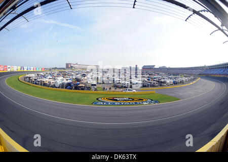 22. Mai 2011 - Concord, North Carolina, USA - ein Blick auf dem Speedway durch den Zaun zwischen den Zügen drei und vier als Track bereitet sich auf All-Star-Sprint-Cup-Race auf dem Charlotte Motor Speedway in Concord, North Carolina. (Kredit-Bild: © Michael Johnson/Southcreek Global/ZUMAPRESS.com) Stockfoto