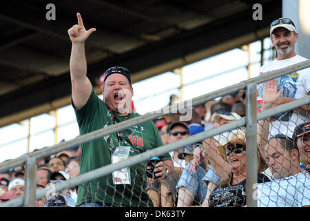 22. Mai 2011 - Concord, North Carolina, USA - A Fan von Nextel Cup Fahrer Dale Earnhardt Jr. (88) Jubel während Fahrer Einführungen für den Sprint Showdown Rennen zu qualifizieren für das Sprint Cup All-Star-Rennen auf dem Charlotte Motor Speedway in Concord, North Carolina. (Kredit-Bild: © Michael Johnson/Southcreek Global/ZUMAPRESS.com) Stockfoto