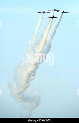 22. Mai 2011 - Concord, North Carolina, USA - vier WWII Jagdflugzeuge lassen Rauch während dem fliegen über Anschluss an die Nationalhymne der Sprint Cup All-Star-Rennen auf dem Charlotte Motor Speedway in Concord, North Carolina. (Kredit-Bild: © Michael Johnson/Southcreek Global/ZUMAPRESS.com) Stockfoto