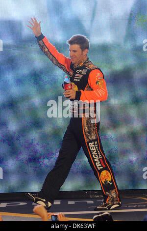 22. Mai 2011 - Concord, North Carolina, USA - Sprint-Cup-Serie Fahrer Jamie McMurray (1) Wellen des Publikums während Einführungen für den Sprint Cup All-Star-Rennen auf dem Charlotte Motor Speedway in Concord, North Carolina. Sprint-Cup-Serie-Fahrers Carl Edwards eroberte das Rennen über Sprint Cup Series Treiber Kyle Busch. (Kredit-Bild: © Michael Johnson/Southcreek Global/ZUMAPRESS.com) Stockfoto