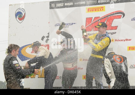 Teilen Sie 22. Mai 2011 - Bowmanville, Ontario, Kanada - das preisgekrönte Podium der Weltmeisterschaft Callenge Pirelli ein bisschen Champagner. (Kredit-Bild: © Keith Hamilton/Southcreek Global/ZUMAPRESS.com) Stockfoto