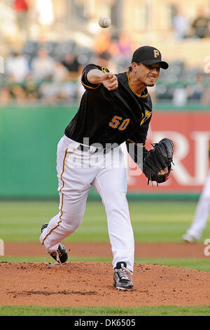 24. Mai 2011 - Pittsburgh, Pennsylvania, USA - Pittsburgh Pirates starten Krug liefert CHARLIE MORTON (50) aus dem Hügel im ersten Inning als die Pittsburgh Pirates übernehmen die Atlanta Braves im PNC Park in Pittsburgh, Pennsylvania. Atlanta führt die Piraten 1: 0 an die Spitze des dritten Inning. (Kredit-Bild: © Dean Beattie/Southcreek Global/ZUMAPRESS.com) Stockfoto