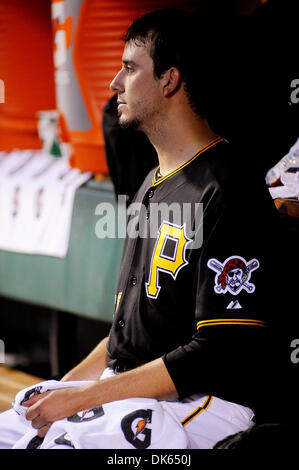 24. Mai 2011 - PENNSYLVANNIA, Pittsburgh, USA - Pittsburgh Pirates starten Krug Charlie Morton (50) in sitzt der auf der Trainerbank während der sechsten Inning als die Pittsburgh Pirates nehmen auf die Atlanta Braves im PNC Park in Pittsburgh, PA... Morton gab 7 Treffer und 2 läuft im heutigen Start... Die Braves besiegen die Piraten 2-0. (Kredit-Bild: © Dean Beattie/Southcreek Global/ZUMAPRESS.co Stockfoto