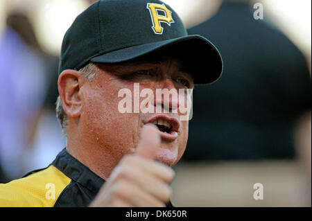 24. Mai 2011 - übernehmen Pittsburgh, PENNSYLVANNIA, US - Pittsburgh Pirates Manager Clint Hurdle (13) vor dem Start des Spiels als die Pittsburgh Pirates die Atlanta Braves im PNC Park in Pittsburgh, Pennsylvania. Die Braves besiegen die Piraten 2-0. (Kredit-Bild: © Dean Beattie/Southcreek Global/ZUMAPRESS.com) Stockfoto