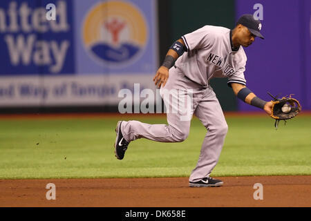 20. Juli 2011 - fängt St. Petersburg, Florida, USA - New York Yankees zweiter Basisspieler Robinson Cano (24) einen Boden-Ball während des Spiels oben zwischen den Tampa Bay Rays und New York Yankees im Tropicana Field. Yankees führen 2-0 (Credit-Bild: © Luke Johnson/Southcreek Global/ZUMApress.com) Stockfoto