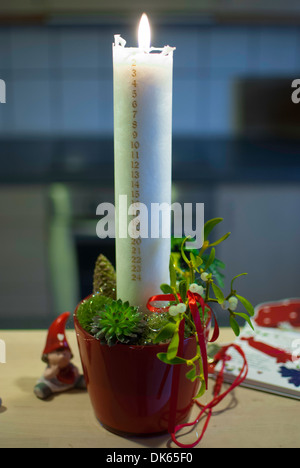 Hausgemachte Weihnachtsdekoration auf Tischplatte Küche. Einschließlich der obligatorischen Kalender-Candle-light Stockfoto