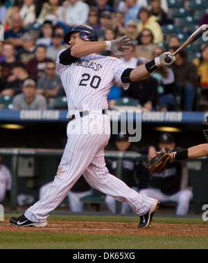 25. Mai 2011 - trifft Denver, Colorado, USA - MLB Baseball - Colorado Rockies Catcher CHRIS IANNETTA, während eine 1-2 Niederlage gegen die Arizona Diamondbacks im Coors Field. (Kredit-Bild: © Don Senia Murray/ZUMAPRESS.com) Stockfoto