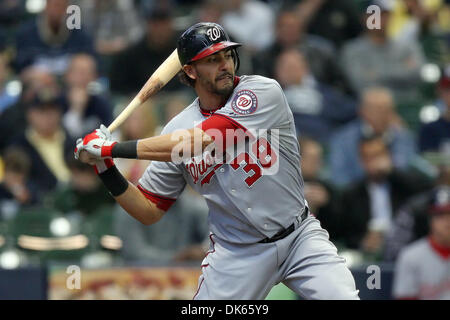 25. Mai 2011 - Milwaukee, Wisconsin, USA - Washington Nationals linker Feldspieler schlägt Michael Morse #38 nach einem Pitch. Milwaukee Brewers führt die Washington Nationals 5-4 im 8. Inning im Miller Park in Milwaukee. Die Brauereien sind auf der Suche um die Serie zu fegen. (Kredit-Bild: © John Fisher/Southcreek Global/ZUMAPRESS.com) Stockfoto