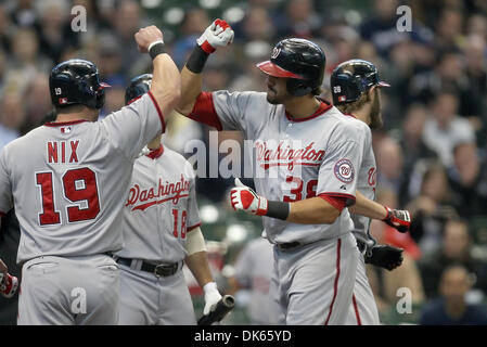 25. Mai 2011 - trifft Milwaukee, Wisconsin, USA - Washington Nationals linker Feldspieler Michael Morse #38 eine drei laufen Homer bis Mitte links im Spiel. Die Milwaukee Brewers gegen die Washington Nationals 6-4 im Miller Park in Milwaukee. (Kredit-Bild: © John Fisher/Southcreek Global/ZUMAPRESS.com) Stockfoto