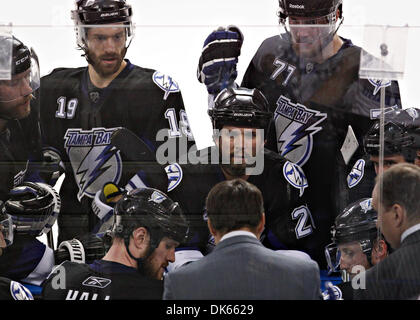 25. Mai 2011 - DANIEL WALLACE |   Times.TP 338537 WALL Lightning 27 (25.05.2011 Tampa) Tampa Bay Lightning rechter Flügel Martin St. Louis (26), Center, hört sich Trainer Guy Boucher während einer Pause in der zweiten Periode den Kopf. ZWEITE Periode Aktion: Die Tampa Bay Lightning spielen die Boston Bruins während Spiel sechs von der Eastern Conference Finals auf der St. Pete Times Forum in Tampa am Mittwoch Stockfoto