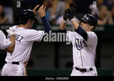 27. Mai 2011 - St. Petersburg, FL, USA - SP 335912 FOUN RAYS 7.EDMUND D. Brunnen | Zeiten. (27.05.2011 St.Petersburg) Tampa Bay Rays Dritter Basisspieler Sean Rodriguez (1) und Tampa Bay Rays linker Feldspieler Sam Fuld (5) feiern Fuld 2-Run Homer im zweiten Inning. Rodriguez war in von Fuld geschlagen. Die Tampa Bay Rays gespielt die Cleveland Indians am 27. Mai 2011 im Tropicana Field in Stockfoto