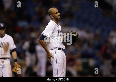 27. Mai 2011 - St. Petersburg, FL, USA - SP 335912 FOUN RAYS 11.EDMUND D. Brunnen | Zeiten. (27.05.2011 St.Petersburg) Tampa Bay Rays ab Krug David Price (14) schaut sich um nach der Kollision mit des Decks im 7. Inning durch Knüppelschlag gebrochen. Preis schlug 12 Teige in den ersten 7 Innings des Spiels. Die Tampa Bay Rays gespielt die Cleveland Indians am 27. Mai 2011 im Tropicana Stockfoto