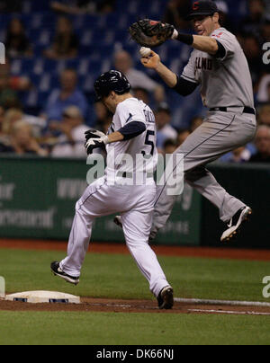 27. Mai 2011 - St. Petersburg, FL, USA - SP 335912 FOUN RAYS 9.EDMUND D. Brunnen | Zeiten. (27.05.2011 St.Petersburg) Tampa Bay Rays linker Feldspieler Sam Fuld (5) schlägt erste Base auf eine 4. Inning Bunt Cleveland Indians First Baseman Matt LaPorta (7). Die Tampa Bay Rays gespielt die Cleveland Indians am 27. Mai 2011 im Tropicana Field in St. Petersburg. [Edmund D. Brunnen, mal phot Stockfoto