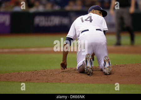 27. Mai 2011 - St. Petersburg, FL, USA - SP 335912 FOUN RAYS 10.EDMUND D. Brunnen | Zeiten. (27.05.2011 St.Petersburg) Tampa Bay Rays ab Krug David Price (14) schaut sich um nach der Kollision mit des Decks im 7. Inning durch Knüppelschlag gebrochen. Die Tampa Bay Rays gespielt die Cleveland Indians am 27. Mai 2011 im Tropicana Field in St. Petersburg. [Edmund D. Brunnen, mal Foto] (Cre Stockfoto