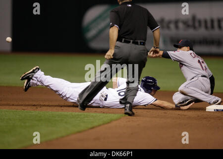 27. Mai 2011 - St. Petersburg, FL, USA - SP 335912 FOUN RAYS 14.EDMUND D. Brunnen | Zeiten. (27.05.2011 St.Petersburg) Tampa Bay Rays zweiter Basisspieler Ben Zobrist (18) taucht zurück zum zweiten aber ist in der Lage, auf Dritte Momente später nach einem Fehler von Philadelphia Phillies Shortstop Asdrubal Cabrera (13), rechts, in der 7. Innin zu stehlen. Die Tampa Bay Rays spielte die Cleveland Indians am 27. Mai, Stockfoto