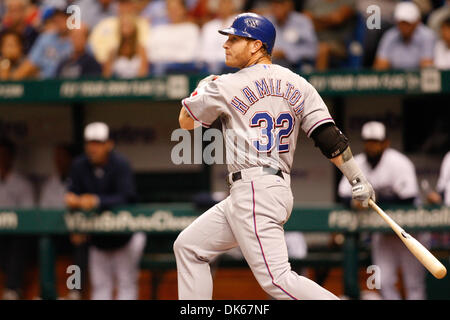 30. Mai 2011 - St. Petersburg, Florida, USA - Texas Rangers linker Feldspieler Josh Hamilton (32) an bat während das Match zwischen den Tampa Bay Rays und Texas Rangers. Ranger führen 7-0 (Credit-Bild: © Luke Johnson/Southcreek Global/ZUMApress.com) Stockfoto