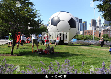 20. Juli 2011 - Seattle, Washington, Vereinigte Staaten von Amerika - Fans außerhalb des Stadions vor dem Spiel zwischen Manchester United vs Seattle Sounders FC in eine internationale Freundschaftsspiele während Uniteds US-Vorsaison-Tour sammeln. (Kredit-Bild: © Chris Coulter/Southcreek Global/ZUMApress.com) Stockfoto