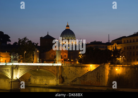 Michelangelos Kuppel des Petersdom in der Dämmerung mit dem Ponte Vittorio Emanuele II, Rom, Latium, Italien. Stockfoto