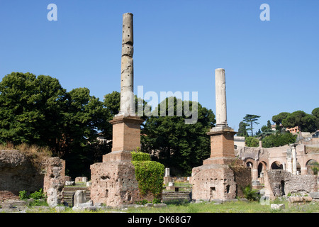 Zwei römische Säulen auf Via Sacra im Roman Forum, Rom, Latium, Italien. Stockfoto