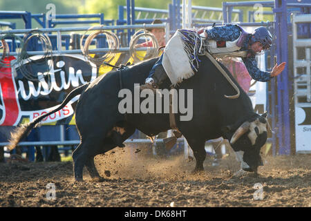 28. Mai 2011 - Marysville, Kalifornien, USA - Brett Bush von Auburn, CA reitet 8002 in Marysville Stampede in Cotton Rosser Arena in Marysville, CA. (Credit-Bild: © Matt Cohen/Southcreek Global/ZUMAPRESS.com) Stockfoto