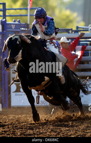 28. Mai 2011 - Marysville, Kalifornien, USA - Brett Bush von Auburn, CA reitet 8002 in Marysville Stampede in Cotton Rosser Arena in Marysville, CA. (Credit-Bild: © Matt Cohen/Southcreek Global/ZUMAPRESS.com) Stockfoto