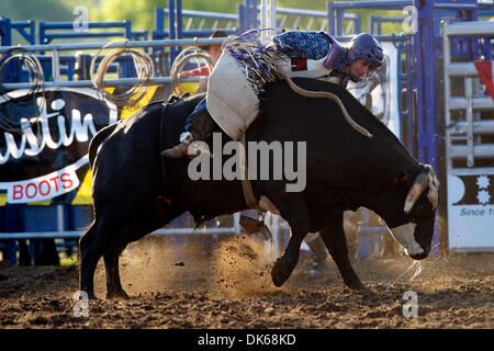 28. Mai 2011 - Marysville, Kalifornien, USA - Brett Bush von Auburn, CA reitet 8002 in Marysville Stampede in Cotton Rosser Arena in Marysville, CA. (Credit-Bild: © Matt Cohen/Southcreek Global/ZUMAPRESS.com) Stockfoto