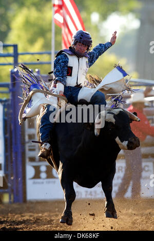 28. Mai 2011 - Marysville, Kalifornien, USA - Brett Bush von Auburn, CA reitet 8002 in Marysville Stampede in Cotton Rosser Arena in Marysville, CA. (Credit-Bild: © Matt Cohen/Southcreek Global/ZUMAPRESS.com) Stockfoto
