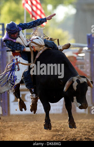 28. Mai 2011 - Marysville, Kalifornien, USA - Brett Bush von Auburn, CA reitet 8002 in Marysville Stampede in Cotton Rosser Arena in Marysville, CA. (Credit-Bild: © Matt Cohen/Southcreek Global/ZUMAPRESS.com) Stockfoto