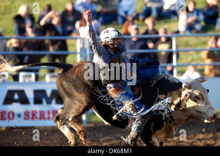 28. Mai 2011 - Marysville, Kalifornien, USA - Bo Bacigalupi Oakdale, ca reitet 8003 in Marysville Stampede in Cotton Rosser Arena in Marysville, CA. (Credit-Bild: © Matt Cohen/Southcreek Global/ZUMAPRESS.com) Stockfoto