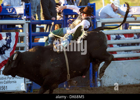 28. Mai 2011 - Marysville, Kalifornien, USA - j.t. Barker reitet Billy The Kid in Marysville Stampede in Cotton Rosser Arena in Marysville, CA. (Credit-Bild: © Matt Cohen/Southcreek Global/ZUMAPRESS.com) Stockfoto
