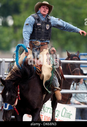 28. Mai 2011 - Marysville, Kalifornien, USA - Mert Bradshaw von Eagle Point, oder reitet 601 in Marysville Stampede in Cotton Rosser Arena in Marysville, CA. (Credit-Bild: © Matt Cohen/Southcreek Global/ZUMAPRESS.com) Stockfoto