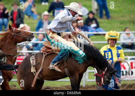 28. Mai 2011 - Marysville, Kalifornien, US - Luke White von Lincoln, CA reitet in Marysville Stampede in Cotton Rosser Arena in Marysville, CA. 252 (Credit-Bild: © Matt Cohen/Southcreek Global/ZUMAPRESS.com) Stockfoto