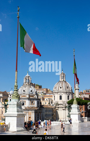 Zwei italienische Flaggen am Eingang zum Monumento Nazionale a Vittorio Emanuele II, Rom, Latium, Italien. Stockfoto