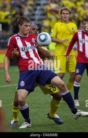 28. Mai 2011 - Columbus, Ohio, hält US - Chivas USA Mittelfeldspieler MICHAEL LAHOUD (11) aus Columbus Crew Verteidiger JULIUS JAMES (26) um den Ball in der ersten Hälfte des Spiels zwischen Chivas USA und Columbus Crew Stadium Crew zu kontrollieren. Columbus und Chivas gebunden 3-3. (Kredit-Bild: © Scott Stuart/Southcreek Global/ZUMAPRESS.com) Stockfoto