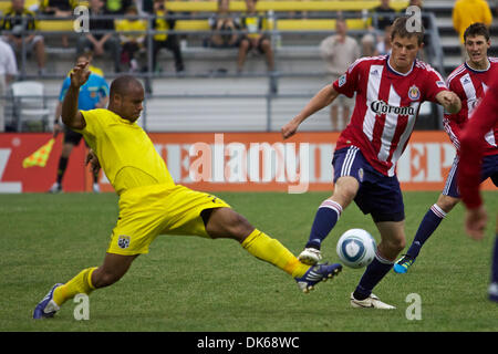 28. Mai 2011 - Columbus, Ohio, USA - Columbus Crew Verteidiger Julius James (26) rutscht den Ball Weg von CD Chivas USA Mittelfeldspieler Michael Lahoud (11) in der ersten Hälfte des Spiels zwischen Chivas USA und Columbus Crew Stadium Crew, Columbus, Ohio schießen.  Columbus und Chivas gebunden 3-3. (Kredit-Bild: © Scott Stuart/Southcreek Global/ZUMAPRESS.com) Stockfoto