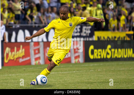 28. Mai 2011 - kickt Columbus, Ohio, USA - Columbus Crew Verteidiger Julius James (26) den Ball downfield während der ersten Hälfte des Spiels zwischen Chivas USA und Columbus Crew Stadium Crew, Columbus, Ohio.  Columbus und Chivas gebunden 3-3. (Kredit-Bild: © Scott Stuart/Southcreek Global/ZUMAPRESS.com) Stockfoto