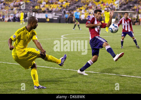 28. Mai 2011 - kickt Columbus, Ohio, USA - Columbus Crew Verteidiger Julius James (26) den Ball auf das Tor hinter Chivas USA Verteidiger Ante Jazic (13) in der zweiten Hälfte des Spiels zwischen Chivas USA und Columbus Crew Stadium Crew, Columbus, Ohio.  Columbus und Chivas gebunden 3-3. (Kredit-Bild: © Scott Stuart/Southcreek Global/ZUMAPRESS.com) Stockfoto