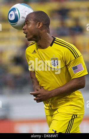 28. Mai 2011 - leitet Columbus, Ohio, USA - Columbus Crew Verteidiger Julius James (26) den Ball zu einem Mitspieler in der ersten Hälfte des Spiels zwischen Chivas USA und Columbus Crew Stadium Crew, Columbus, Ohio.  Columbus und Chivas gebunden 3-3. (Kredit-Bild: © Scott Stuart/Southcreek Global/ZUMAPRESS.com) Stockfoto