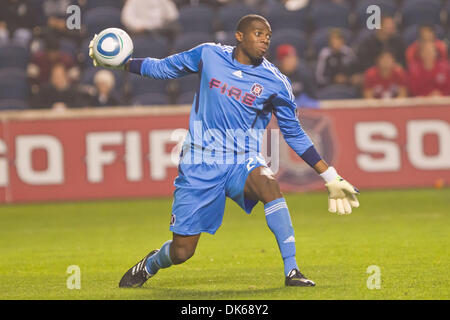 28. Mai 2011 - spielt Bridgeview, Illinois, USA - Chicago Fire Torwart Sean Johnson (25) den Ball nach unten Feld während der zweiten Hälfte Aktion das MLS-Spiel zwischen den Chicago Fire und den San José Earthquakes im Toyota Park in Bridgeview, Illinois. Das Spiel endete mit einem 2: 2 Unentschieden. (Kredit-Bild: © Geoffrey Siehr/Southcreek Global/ZUMAPRESS.com) Stockfoto