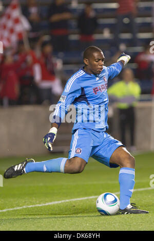 28. Mai 2011 - spielt Bridgeview, Illinois, USA - Chicago Fire Torwart Sean Johnson (25) den Ball nach unten Feld während der MLS-Spiel zwischen den Chicago Fire und den San José Earthquakes im Toyota Park in Bridgeview, Illinois. Das Spiel endete mit einem 2: 2 Unentschieden. (Kredit-Bild: © Geoffrey Siehr/Southcreek Global/ZUMAPRESS.com) Stockfoto