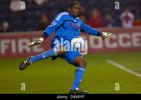 28. Mai 2011 - spielt Bridgeview, Illinois, USA - Chicago Fire Torwart Sean Johnson (25) den Ball nach unten Feld während der MLS-Spiel zwischen den Chicago Fire und den San José Earthquakes im Toyota Park in Bridgeview, Illinois. Das Spiel endete mit einem 2: 2 Unentschieden. (Kredit-Bild: © Geoffrey Siehr/Southcreek Global/ZUMAPRESS.com) Stockfoto