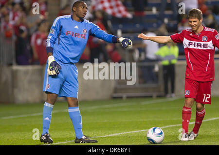 28. Mai 2011 - Faust Bridgeview, Illinois, USA - Chicago Fire Mittelfeldspieler Logan Pause (12) Pumpen Chicago Fire Torwart Sean Johnson (25) nach einer speichern während der MLS-Spiel zwischen den Chicago Fire und den San José Earthquakes im Toyota Park in Bridgeview, Illinois. Das Spiel endete mit einem 2: 2 Unentschieden. (Kredit-Bild: © Geoffrey Siehr/Southcreek Global/ZUMAPRESS.com) Stockfoto