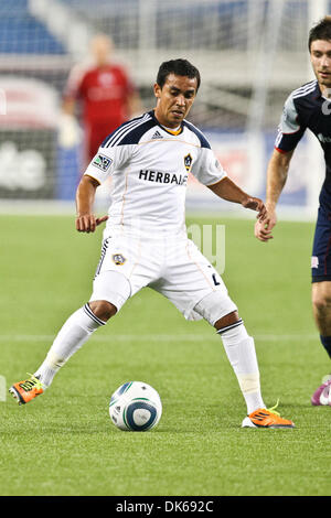 28. Mai 2011 - Foxborough, Massachusetts, geht US - Los Angeles Galaxy Mittelfeldspieler Miguel Lopez (25) der Ball in der ersten Halbzeit des Spiels zwischen der New England Revolution und die Los Angeles Galaxy.  LA Galaxy besiegten die New England Revolution 1 - 0. (Kredit-Bild: © Mark Box/Southcreek Global/ZUMAPRESS.com) Stockfoto